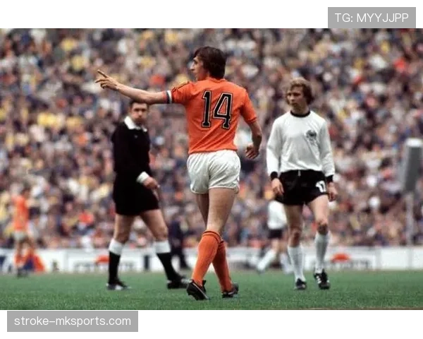 克鲁伊夫足球革命重塑现代足球理念：从战术革新到全球影响